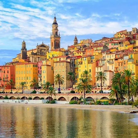 Nella Vecchia Citta Con Vista Mare Мантон