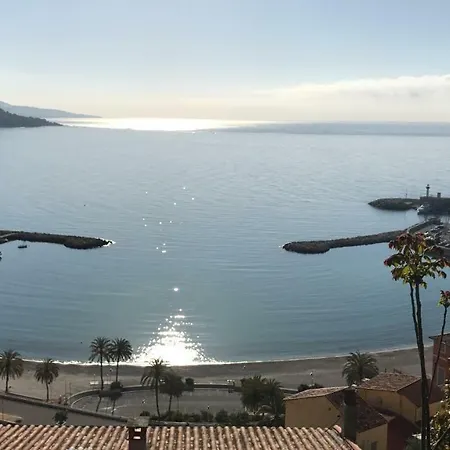 Nella Vecchia Citta Con Vista Mare *