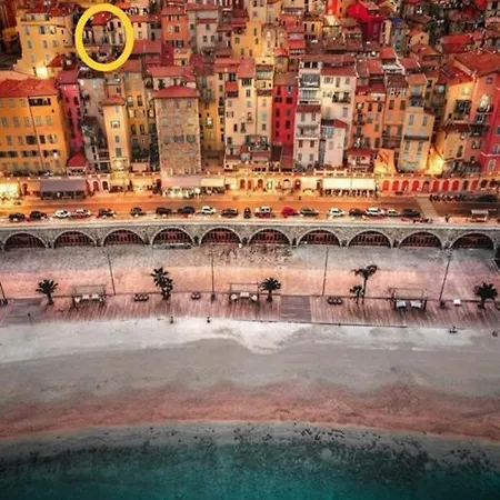 Nella Vecchia Citta Con Vista Mare Мантон