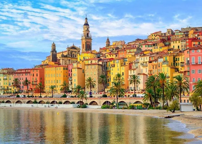 Nella Vecchia Citta Con Vista Mare Мантон